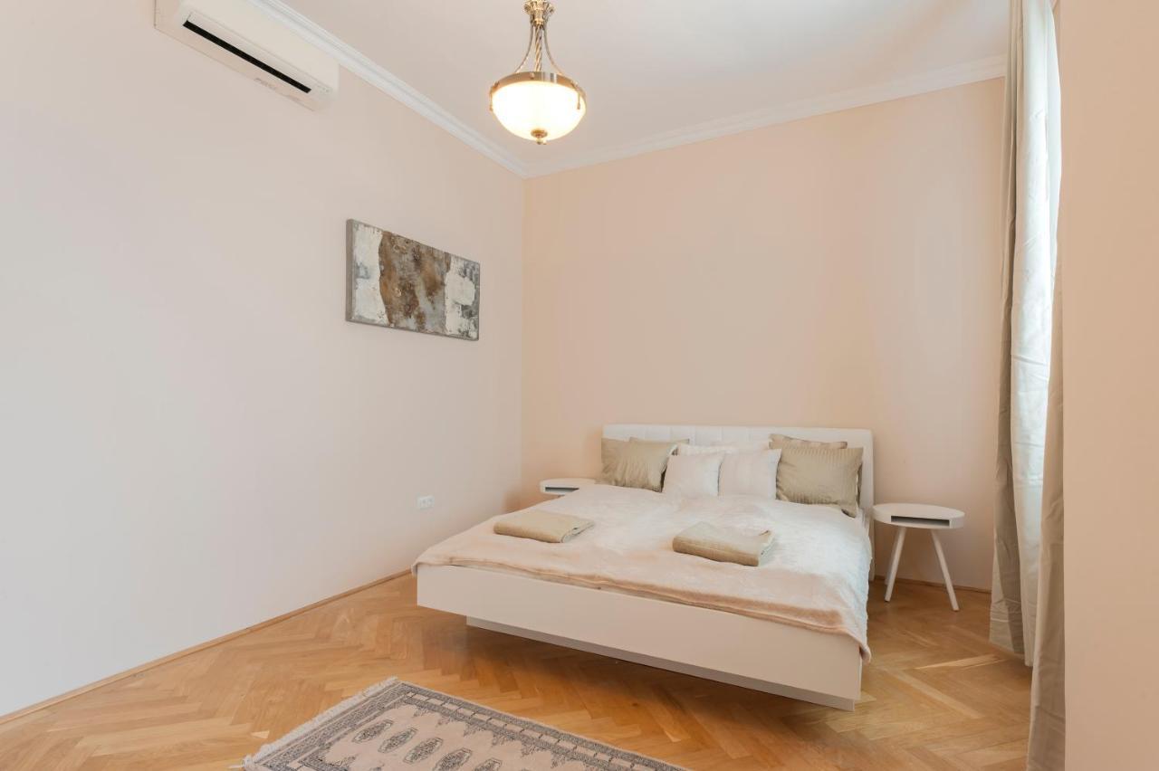 Opera & Basilica 2 Bedrooms With Balcony Budapest Exterior photo